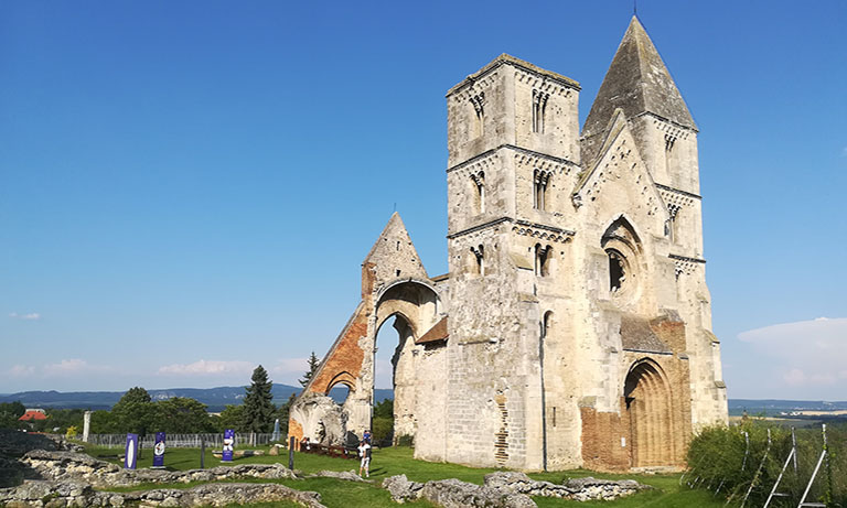 Premontrei romtemplom és kőtár